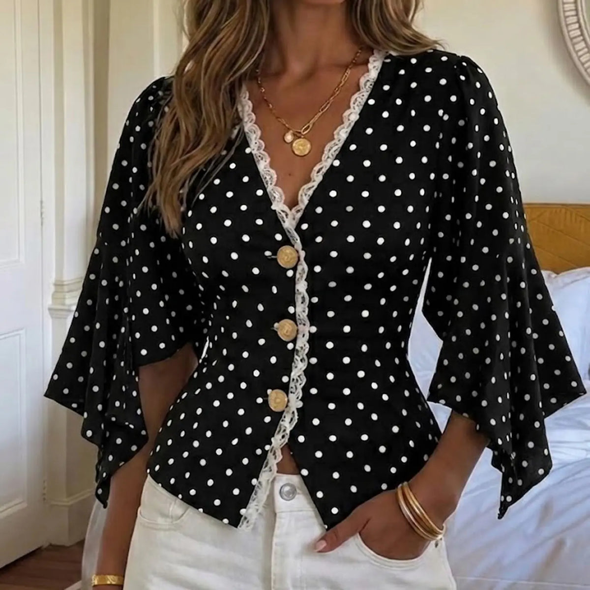 Blouse noire à pois blancs et boutons dorés SecretBombe