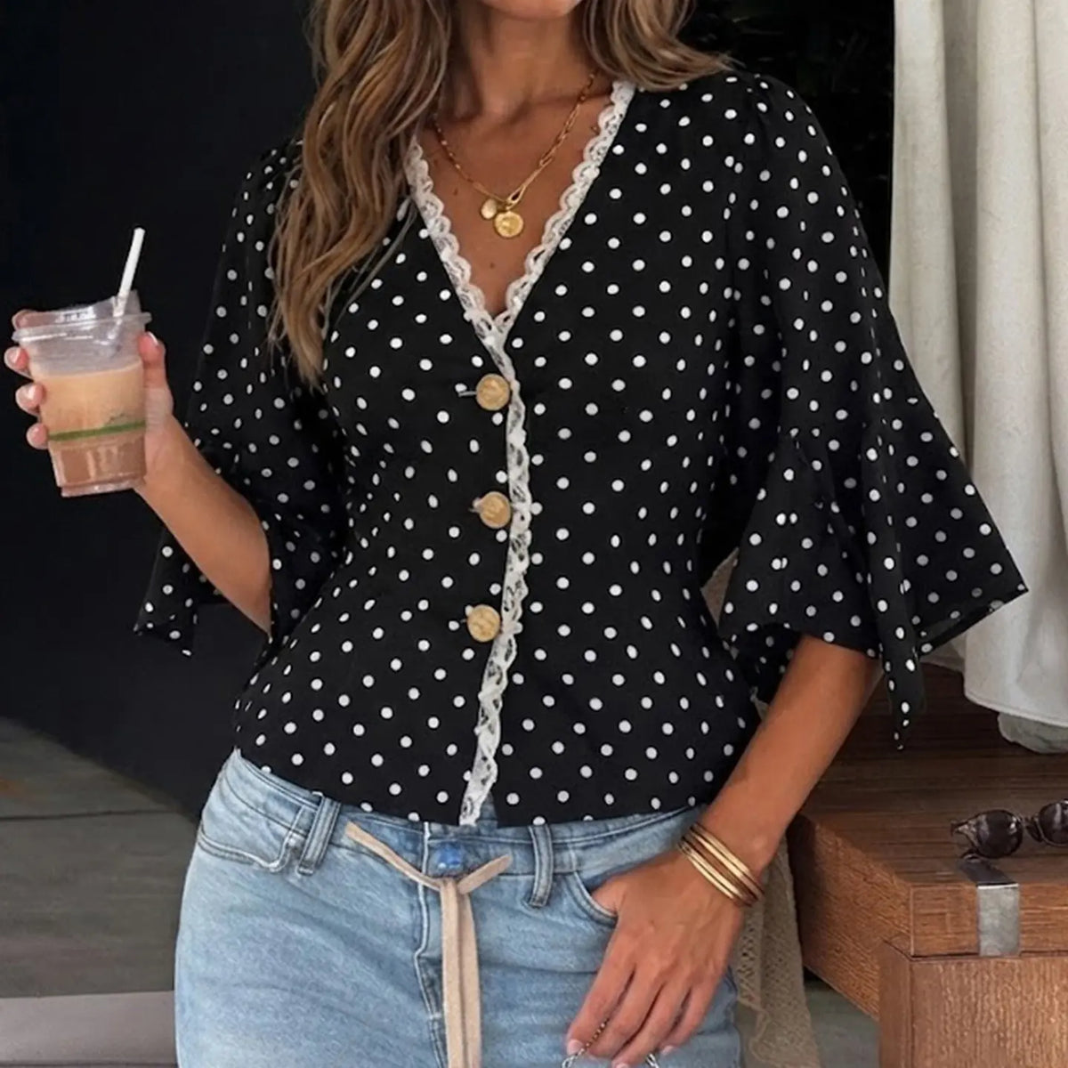 Blouse noire à pois blancs et manches à volants SecretBombe